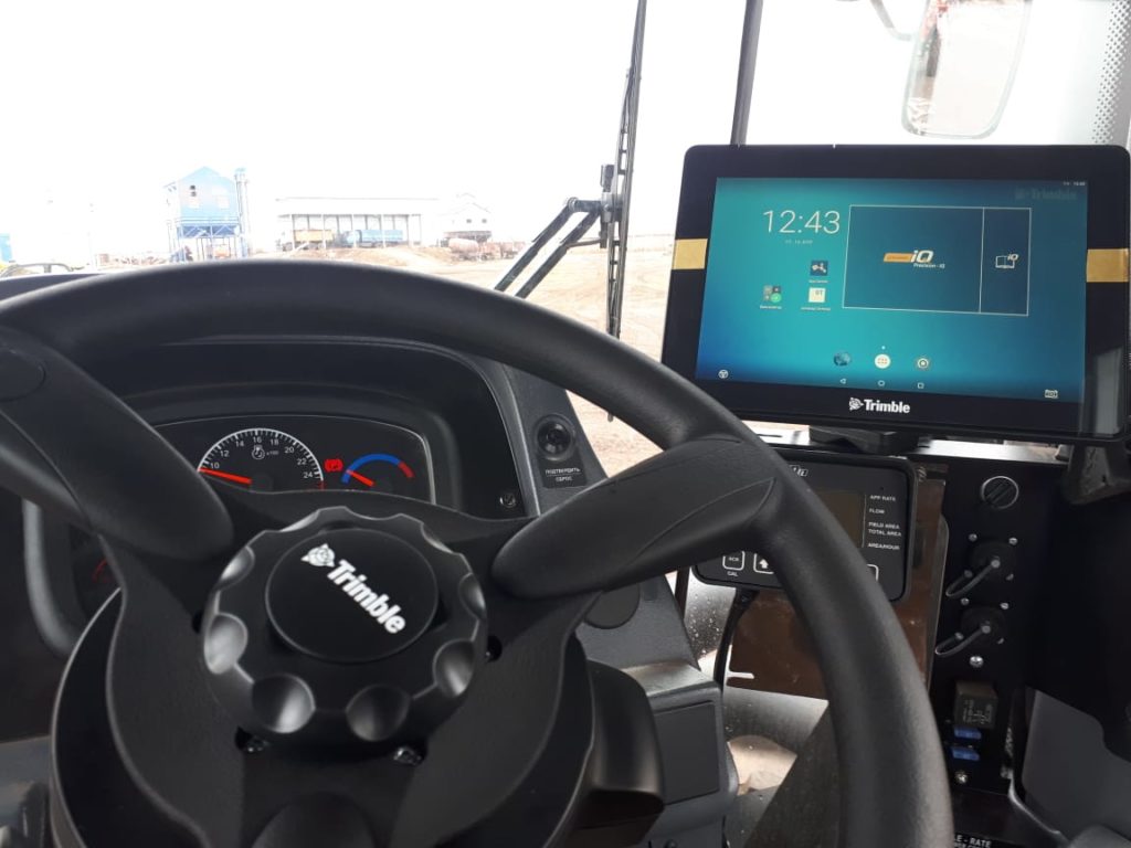 Установка подруливающих устройств Trimble EZ –pilot Pro на тракторах Кировец и РСМ 2375 на базе дисплея GFX-750 в Оренбургской области в  Пономаревском районе